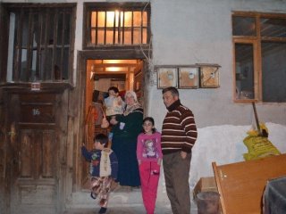 Üç çocuğu da sakat olan aile yardım bekliyor