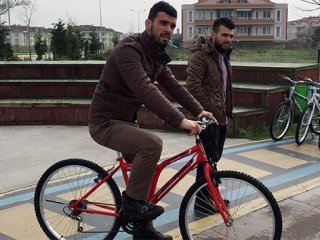 Kenan Sofuoğlu, bisiklet dağıttı