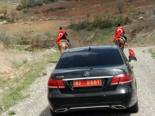Köylülerden valiye atlı eskortluk