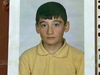 Öfkeli vatandaşlar Beratcan'ın ailesinin evini bastı