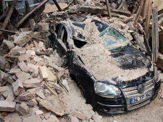 100 yıllık tarihi bir bina çöktü