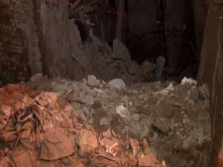 Beyoğlu’nda metruk bina çöktü