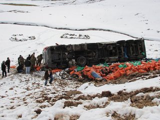 Kömür yüklü TIR takla attı: 1 ölü