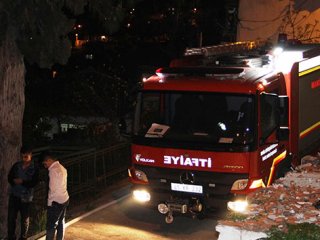 Patlayan elektrik trafosu evi yaktı