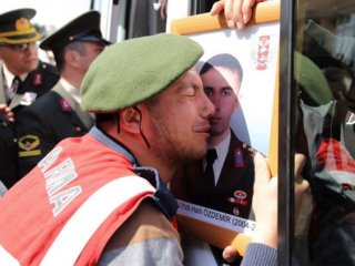 "Şimdi böyle mi gelecektin komutanım!"