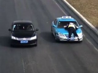 İnatçı polis otoyola kaput üzerinde çıktı!