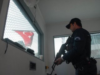 Sur'da polise "sur" gibi kulübe!