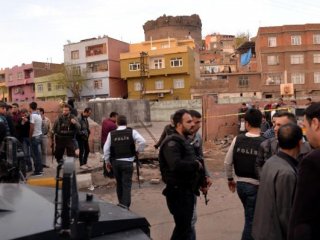 Diyarbakır'da okul duvarı yıkıldı, 2 çocuk öldü