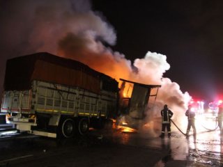 TEM otoyolunda tır alev alev yandı