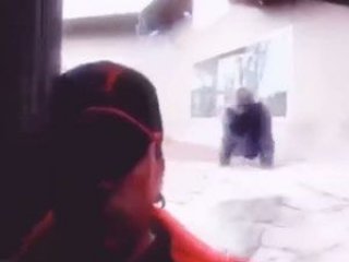 Goril kendisini çeken adama böyle saldırdı!