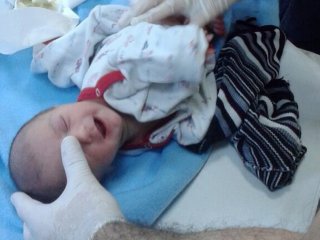 3 günlük bebeği sokağa attılar