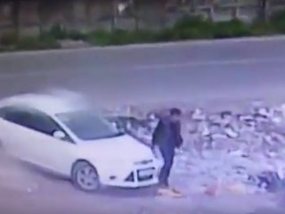 Diyarbakır'da bombalı aracın bırakılma anı