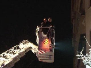 7 katlı binanın girişi çöktü!