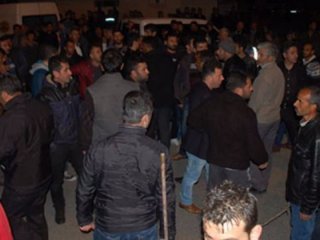 Halk elinde sopa sokağa döküldü!