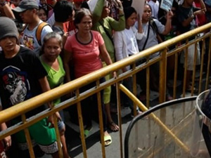 Filipinler'de kıtlık protestosu: 2 ölü