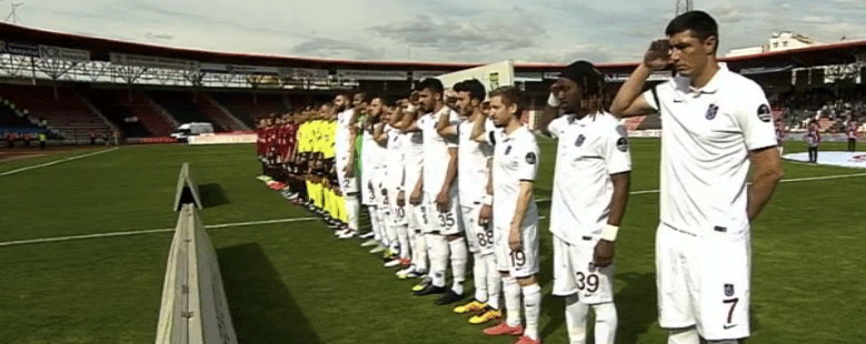 Trabzonsporlu futbolcular asker selamı verdi
