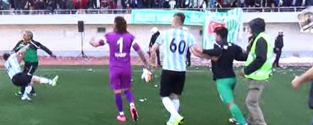 Futbolcuyu bir yumrukta yere serdi