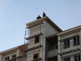 Paralarını alamayan işçiler çatıya çıktı