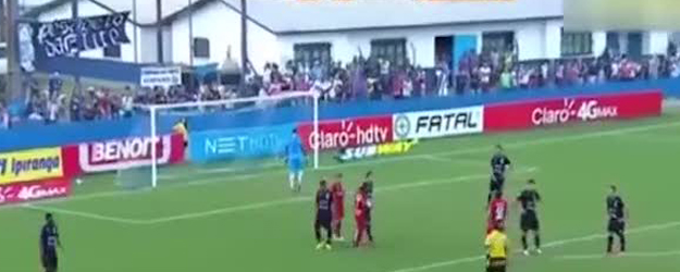 Şanslı kaleciden ilginç kurtarışlar!