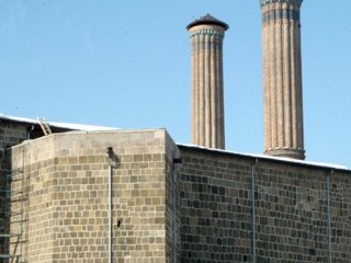 Çifte Minareli Medrese'ye boru döşediler