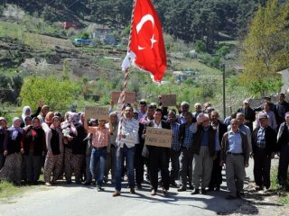 Gençlerden "evlenememe" eylemi