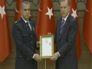 Kahraman polise ödülü Erdoğan verdi