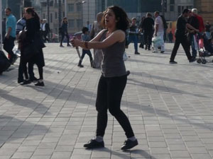 Taksim'de bıçaklı kadın paniği