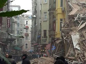 Beyoğlu'nda çöken bina bakın kimin çıktı!