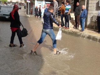 20 dakikalık sağanak, hayatı felç etti