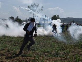 Makedonya'dan mültecilere göz yaşartıcı gazla müdahale