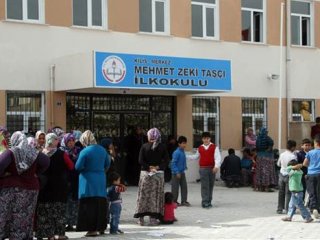 Çocuklarının Suriyeli çocuklarla aynı okula gitmesini protesto ettiler