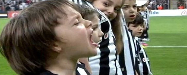 Herkes İstiklal Marşı'nı okuyan minik Beşiktaşlı'yı konuşuyor