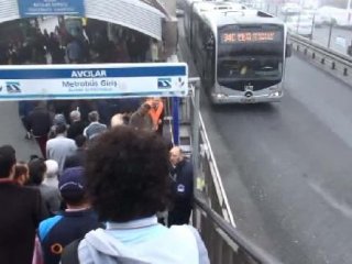 Metrobüs durağında bomba alarmı