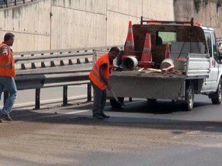 Kamyondan dökülen madde polisi alarma geçirdi