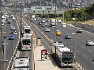 Metrobüs durağında termos bomba paniği yaptırdı