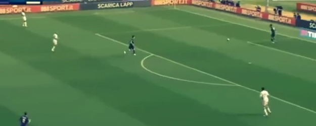 Kendi kalesine öyle bir gol attı ki..