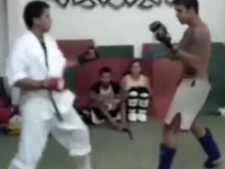 Karate hocasını fena dövdü!