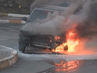 Seyir halindeki otomobil alev alev yandı