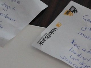 Banka memuruna yazdıklarıyla dolandırılmaktan kurtuldu