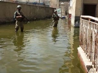 Yüksekova'da su içinde arama yapıyorlar