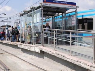 Tramvay durağında dehşet!