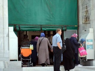 Vatandaş teröre inat camiye koştu