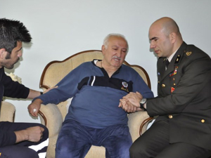 Binbaşı, şehit ailesiyle birlikte gözyaşı döktü