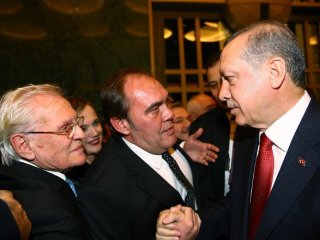 Demirören’in yüz kızartan gazeteleri