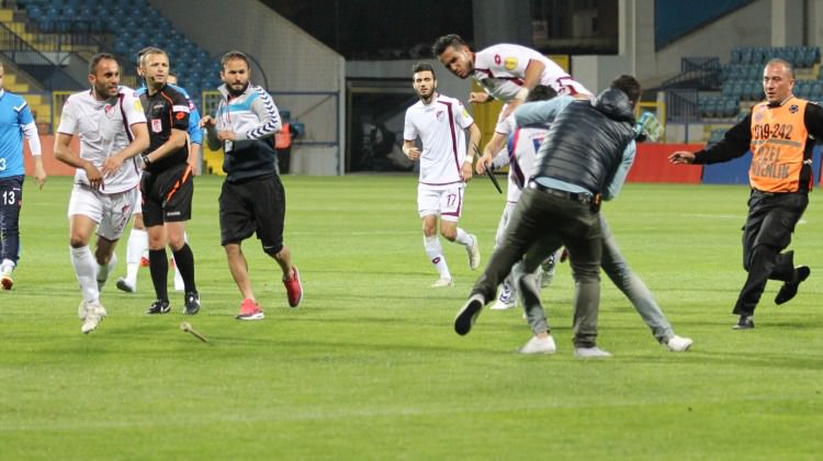 Yine hakeme saldırdılar!