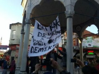 "Laiklik deyyusluk demektir" pankartı olay oldu