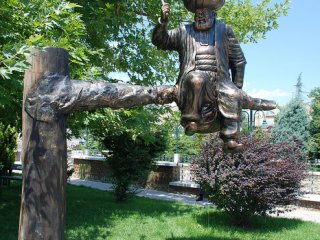 Bindiği dalı kesen adam