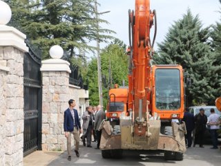 Akın İpek’in evinin önündeki duvara yıkım engeli