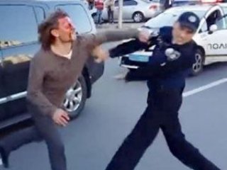 7 polisi tek başına döven Ukraynalı