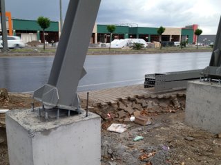 TIR üst geçiti yerinden söktü